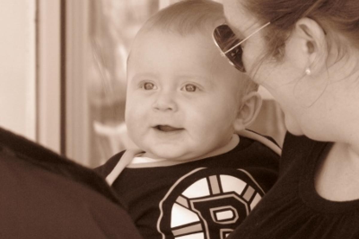A citizen with her child at the food drive