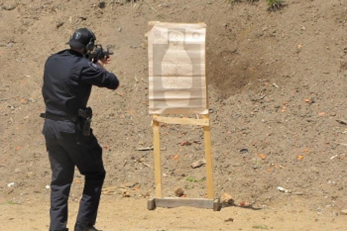 Police officers approaching targets 5